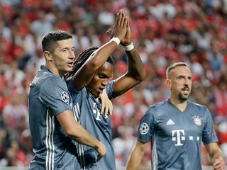 Stredopoliar Bayernu Mníchov Renato Sanches (v strede) po strelenom góle Benfice Lisabon.