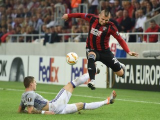 Trnavčan Matúš Čonka (vpravo) sa snaží obísť Ognjena Vranješa.