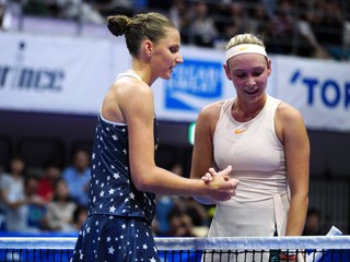 Víťazka semifinále v Tokiu Karolína Plíšková (vľavo) a Dona Vekičová.