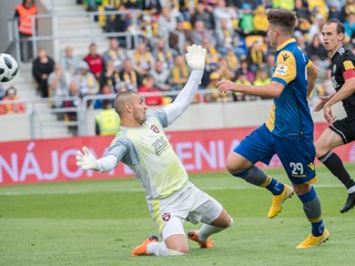 Domáci Marko Divkovič strieľa úvodný gól zápasu.