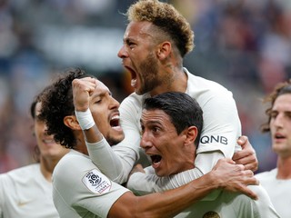 Neymar (hore) sa raduje so spoluhráčmi po jednom z gólov.