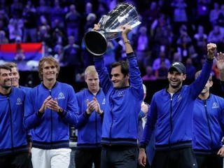 Roger Federer dvíha nad hlavu trofej po víťazstve tímu Európy na druhom ročníku Rod Laver Cupe.