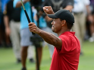 Tiger Woods po piatich rokoch triumfoval na golfovom ihrisku. 