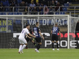 Milan Škriniar (č. 37) reaguje po vlastnom góle.