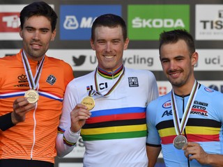 Zľava strieborný Tom Dumoulin, zlatý Rohan Dennis a bronzový Victor Campenaerts.