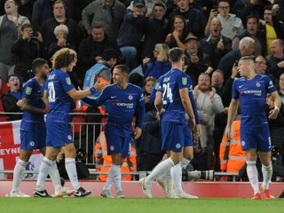 Eden Hazard (tretí zľava) oslavuje gól so spoluhráčmi z Chelsea Londýn.