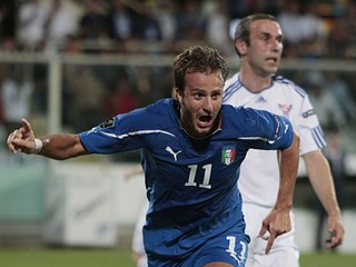 Alberto Gilardino sa teší z gólu v zápase kvalifikácie na EURO 2012 medzi Talianskom a Faerskými ostrovami. 