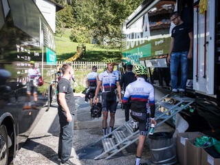  Slovenskí reprezentanti v cyklistike po tréningu pri tímovom autobuse v mestečku Bruck am Ziller.
