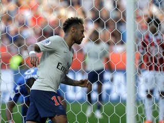 Neymar oslavuje gól do siete Nice.