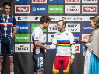 Peter Sagan (vľavo) odovzdal zlatú medailu novému majstrovi sveta - Alejandrovi Valverdemu.