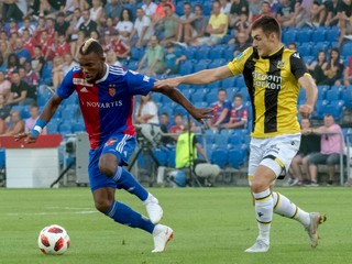 Matúš Bero (vpravo) v drese Vitesse Arnhem.