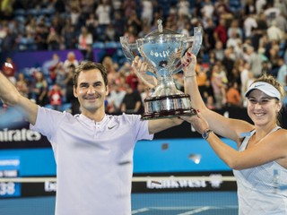 Obhajcami trofeje sú Švajčiari - Roger Federer (vľavo) a Belinda Bencicová.