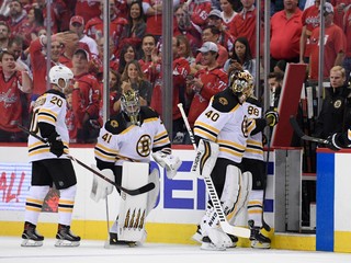 Brankár Tuukka Rask (40) z Bostonu Bruins odchádza z ľadu, strieda ho Jaroslav Halák (41).