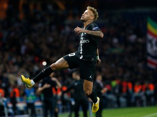 Neymar oslavuje tretí gól do siete Crvenej Zvezdy.