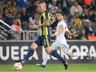 Slovák Martin Škrtel (pri lopte) v drese Fenerbahce Istanbul.