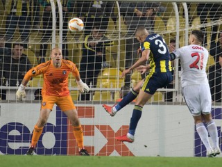 Na snímke vľavo brankár Martin Chudý, vpravo Boris Godál (Trnava) a uprostred dáva gól hlavičkou Islam Slimani (Fenerbahce) v zápase D-skupiny Európskej ligy vo futbale Fenerbahce Istanbul - FC Spartak Trnava 4. októbra 2018 v Istanbule.