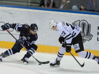 Eliezer Šerbatov (vľavo) bojuje o puk s Alexandrom Černikovom v zápase KHL Slovan Bratislava - Traktor Čeľabinsk.
