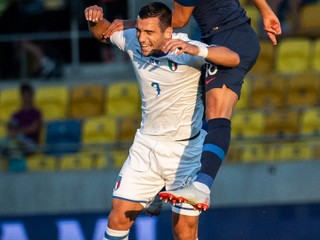 Dávid Hancko (vyššie) v drese slovenskej reprezentácie do 21 rokov zvádza hlavičkový súboj s Giuseppem Pezzellom v prípravnom zápase Slovensko U21 - Taliansko U21.