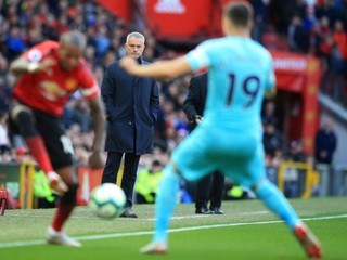 Tréner Manchesteru United José Mourinho sleduje zápas.