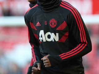 Paul Pogba z Manchesteru United sa rozcvičuje pred začiatkom zápasu.