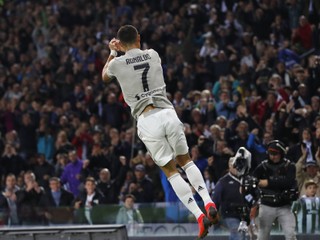 Cristano Ronaldo tradičným spôsobom oslavuje svoj gól.
