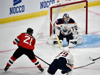 Kyle Palmieri z New Jersey strieľa jeden zo svojich gólov do siete Edmontonu. Zápas sa hral vo švédskom Göteborgu.