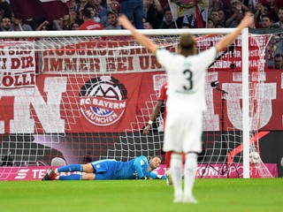 Brankár Bayernu Mníchov Manuel Neuer sa márne naťahuje za loptou.