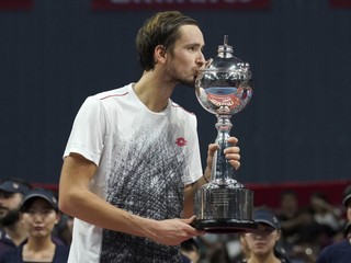 Daniil Medvedev bozkáva víťaznú trofej.