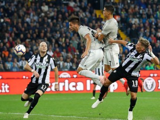 Rodrigo Betancur (druhý zľava) strieľa gól Juventusu do siete Udinese.