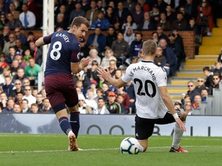 Aaron Ramsey (vľavo) dáva jeden z gólov Arsenalu do siete Fulhamu.