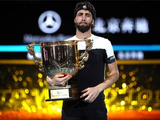 Nikoloz Basilašvili pózuje s víťaznou trofejou.