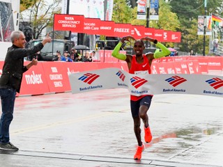 Mo Farah prechádza cieľom chicagského maratónu.