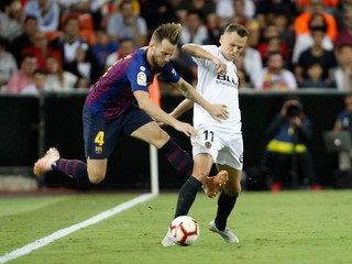 Ivan Rakitič (vľavo) padá po súboji s Denisom Čeryševom.