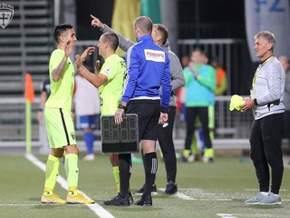 Moment zo zápasu Žiliny so Senicou. Viktor Pečovský strieda Ivana Diaza a nastupuje na svoj 405. zápas v najvyššej slovenskej súťaži.
