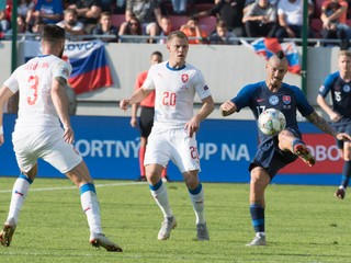 Slovák Marek Hamšík odkopáva loptu pred českými hráčmi.