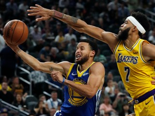 Stephen Curry z Golden State Warriors sa pokúša zakončiť cez JaValea McGeeho z Los Angeles Lakers.