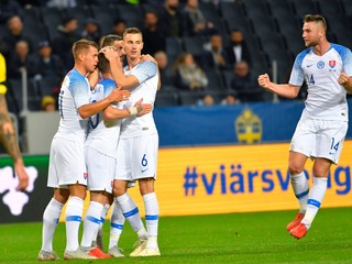 Slováci oslavujú vyrovnávajúci gól do siete Švédska.
