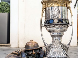 Slávny Gagarinov pohár - trofej pre víťaza Kontinentálnej hokejovej ligy pri soche legendárneho Čumila na križovatke ulíc Laurinská, Panská a Rybárska brána.