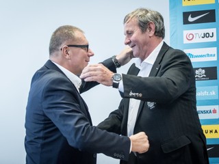 Ján Kozák (vpravo), bývalý tréner reprezentácie, a vedľa neho Ján Kováčik, prezident Slovenského futbalového zväzu.