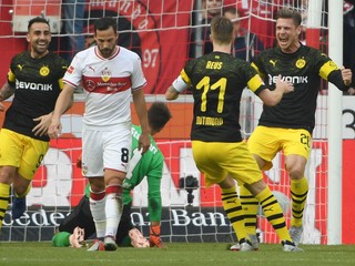 Marco Reus a Lukasz Piszczek oslavujú druhý gól v Stuttgarte.