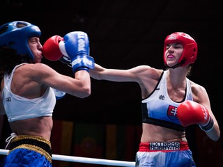 Sprava: Lucia Cmárová zo Slovenska a Milana Bjelogrlicová zo Srbska počas zápasu majstrovstiev Európy.