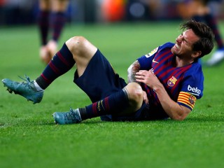 Najprv dal gól, potom sa zvíjal v bolestiach. Messi si zlomil ruku