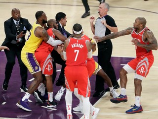 V divokom zápase LA Lakers vylúčili v záverečnej štvrtine troch hráčov za bitku.