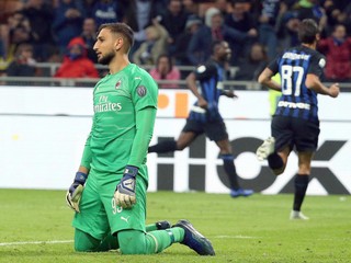 Sklamaný Gianluigi Donnarumma z tímu AC Miláno smúti po prehre.