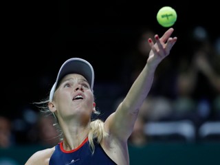 Caroline Wozniacka v zápase proti Petre Kvitovej na turnaji v Singapure.