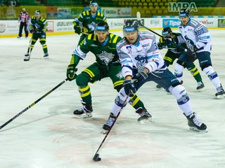 Nikolaj Žilin z MsHK DOXXbet Žilina, Radoslav Macík z HK Poprad, Michal Bárta z MsHK DOXXbet Žilina a Marek Belluš z HK Poprad počas zápasu 15. kola hokejovej Tipsport ligy medzi MsHK DOXXbet Žilina - HK Poprad.