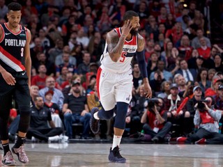 Krídelník Washingtonu Wizards Markieff Morris (vpravo) v zápase proti Portlandu.