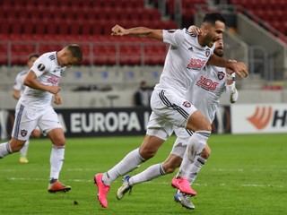 Futbalisti Trnavy sa radujú po góle na 1:0 v zápase proti Dinamu Záhreb.