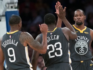 Kevin Durant (vpravo) sa zdraví so svojimi spoluhráčmi.
