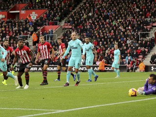 Martin Dúbravka zasahuje v zápase Southampton - Newcastle.